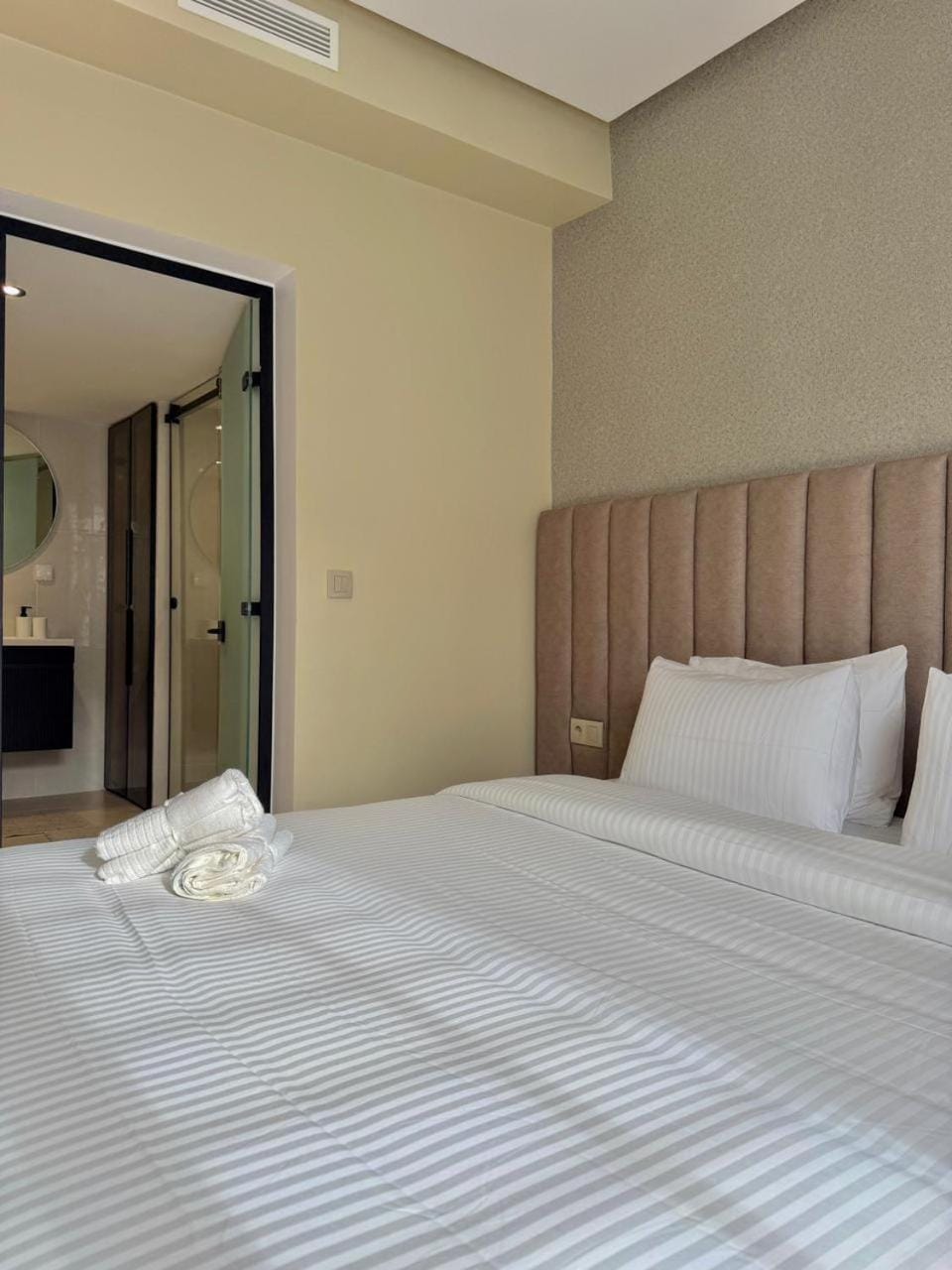 Bed, Photo of the whole room, Bedroom, wardrobe