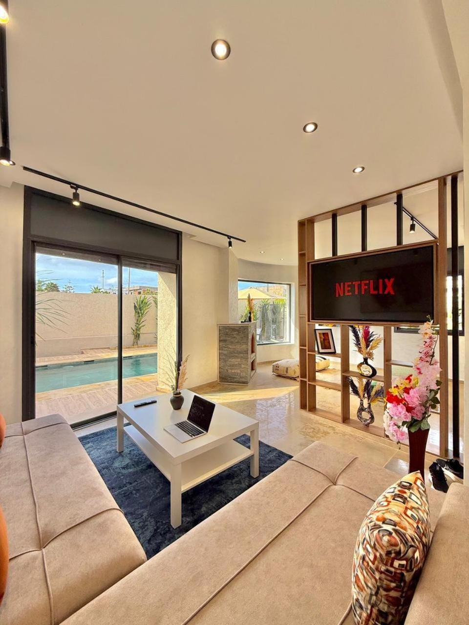 Bed, Living room, Photo of the whole room, Seating area, Bedroom, Pool view, Swimming pool, sunbed