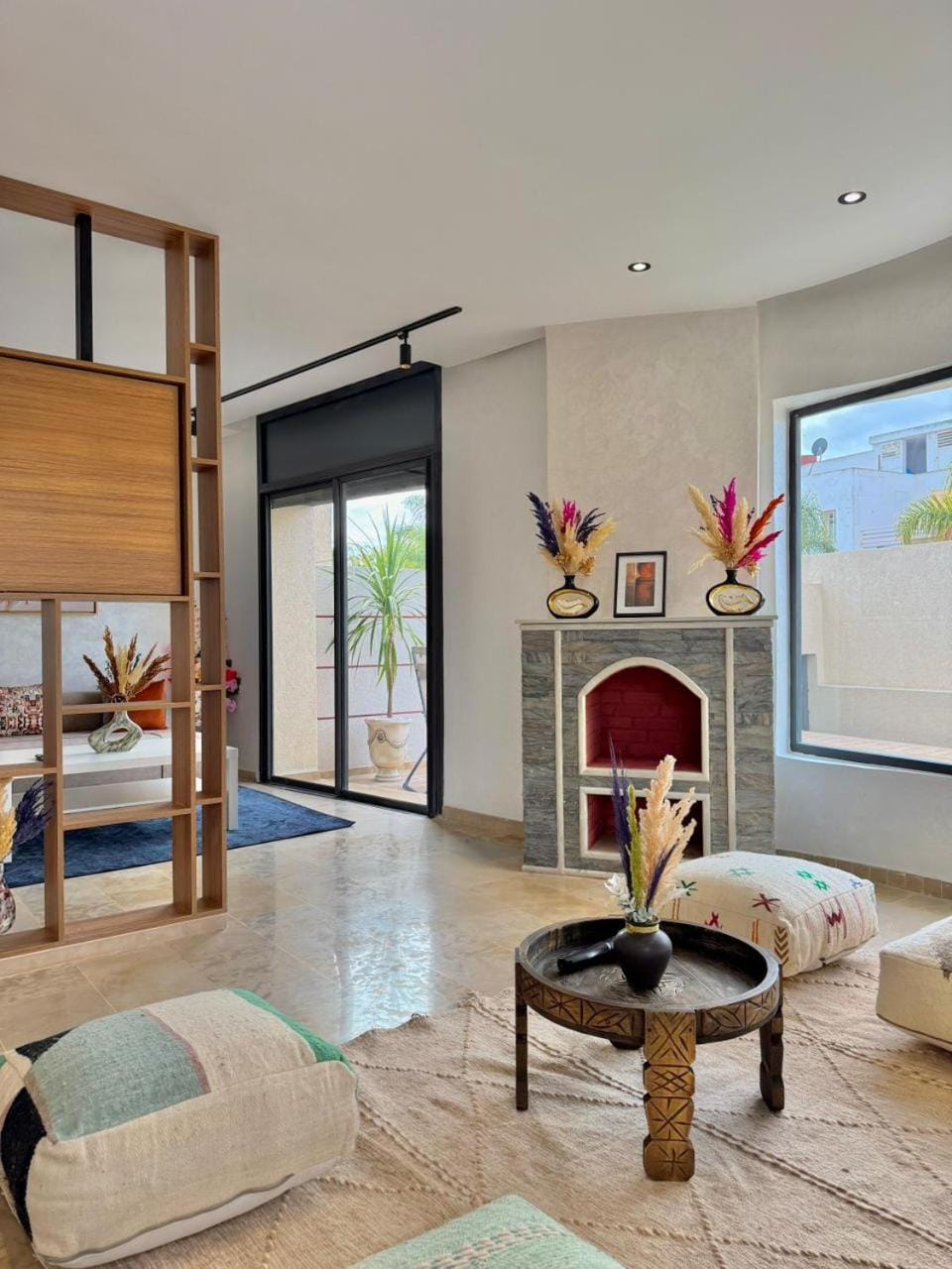 Bed, TV and multimedia, Living room, Photo of the whole room, Seating area, Bedroom