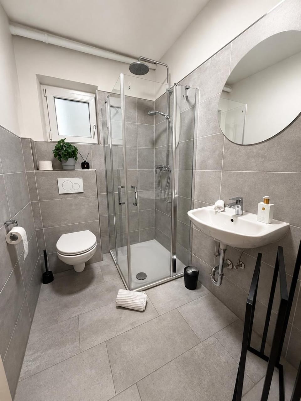 Shower, Toilet, Bathroom, towels