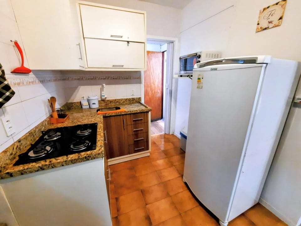 Kitchen or kitchenette, minibar, oven, stove