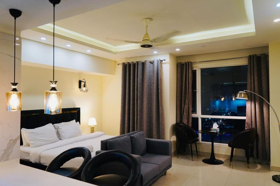 Bed, TV and multimedia, Living room, Photo of the whole room, Seating area, Bedroom