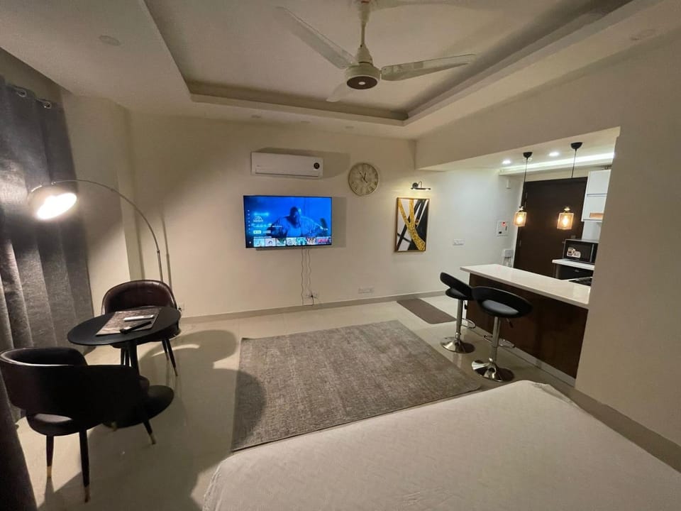 Communal lounge/ TV room, Bed, TV and multimedia, Living room, Photo of the whole room, Seating area, Evening entertainment, Bedroom