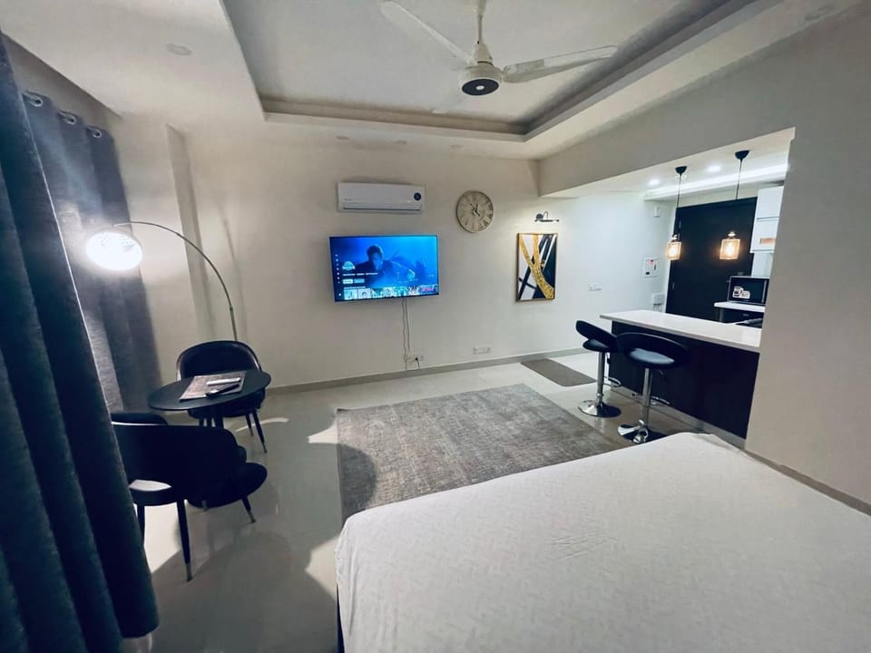 Communal lounge/ TV room, Bed, TV and multimedia, Living room, Photo of the whole room, Seating area, Evening entertainment, Bedroom, air conditioner