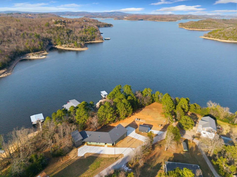 Lakeside Luxe-Lake Access-Hot Tub-Amazing Patio House in Beaver Lake