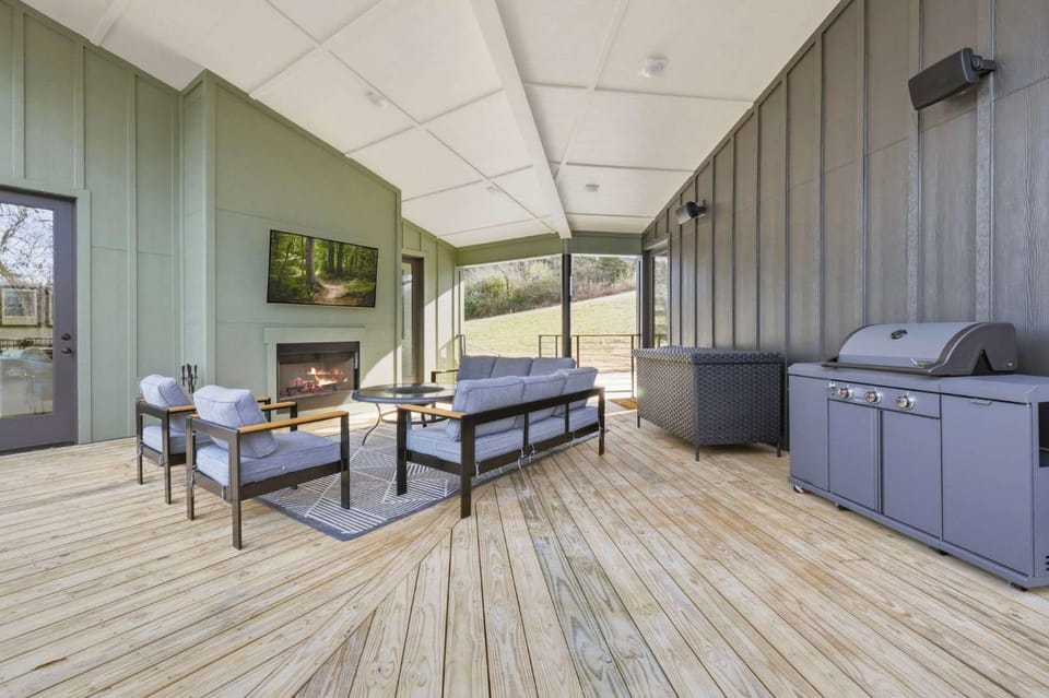 Lakeside Luxe-Lake Access-Hot Tub-Amazing Patio House in Beaver Lake
