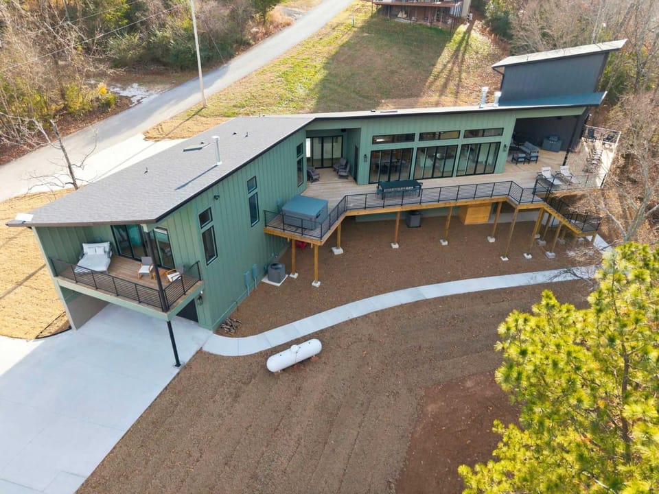 Lakeside Luxe-Lake Access-Hot Tub-Amazing Patio House in Beaver Lake