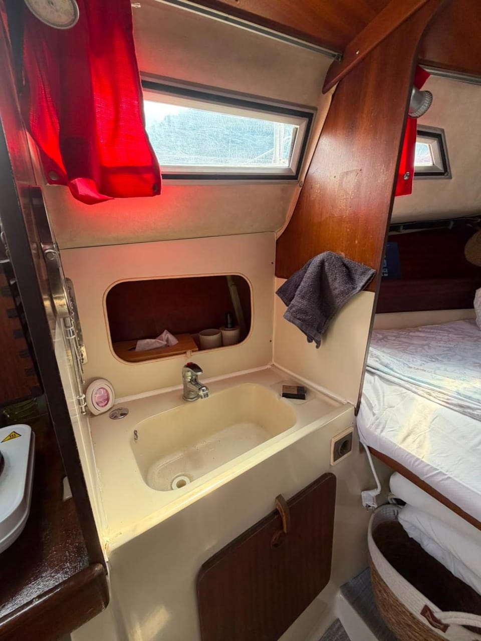Nuit insolite à bord d'un voilier Docked boat in Eze