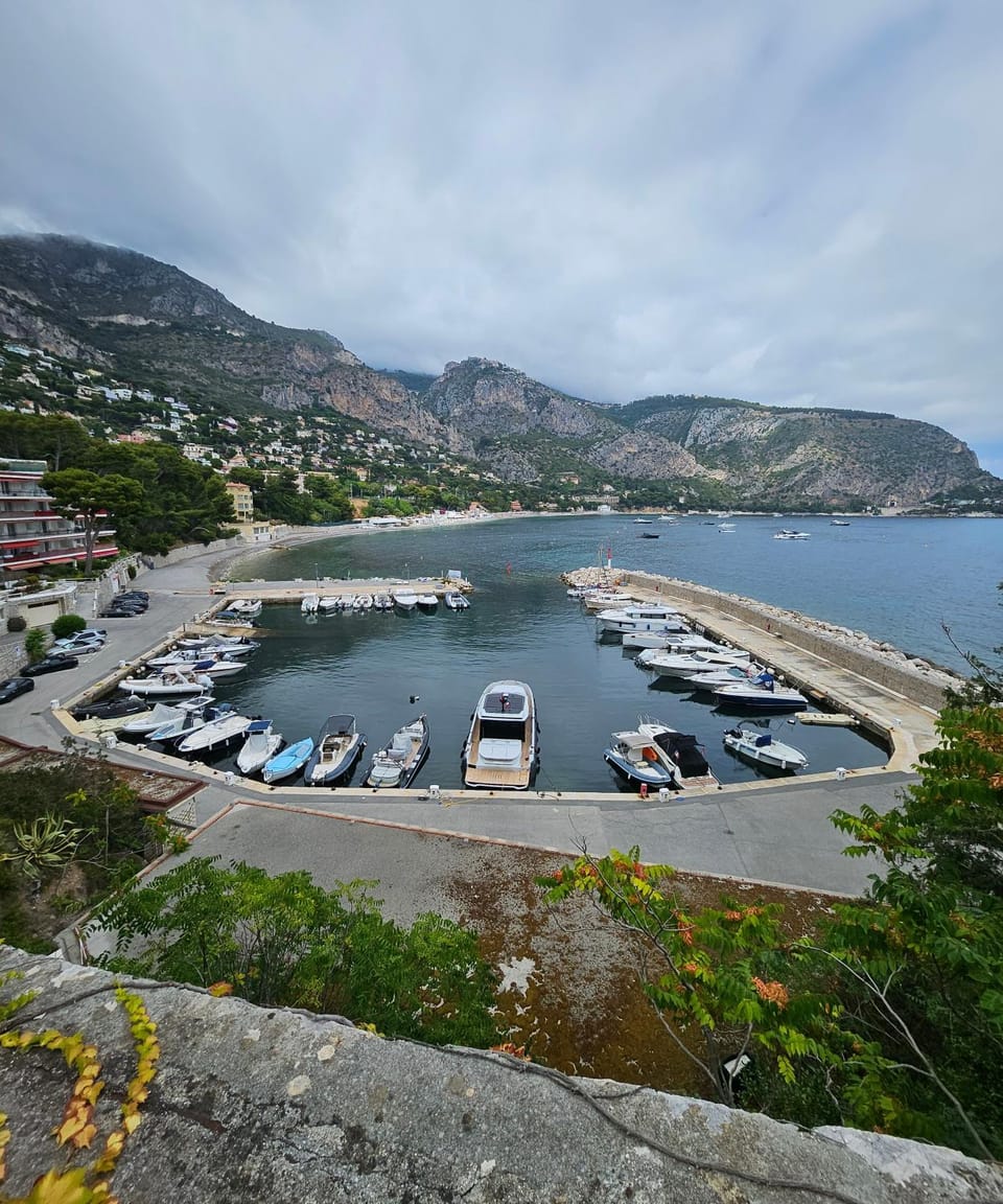 Nuit insolite à bord d'un voilier Docked boat in Eze