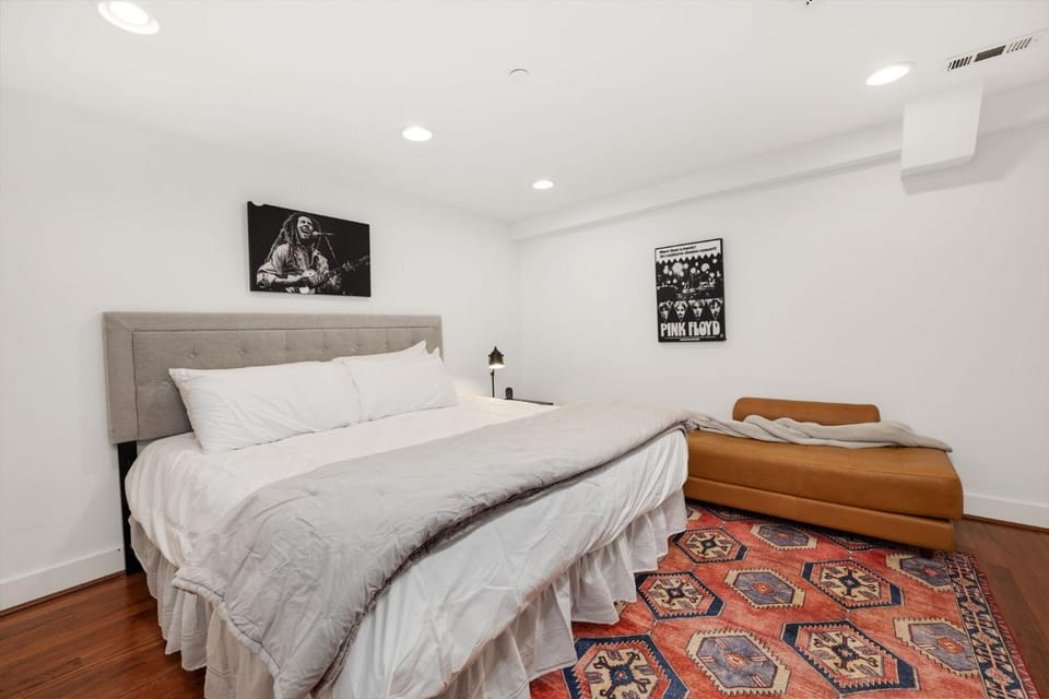 Rock Star On West-IN Entertainment District Apartment in Fayetteville