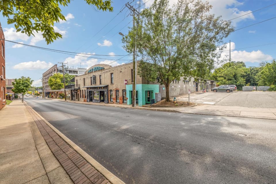 Rock Star On West-IN Entertainment District Apartment in Fayetteville