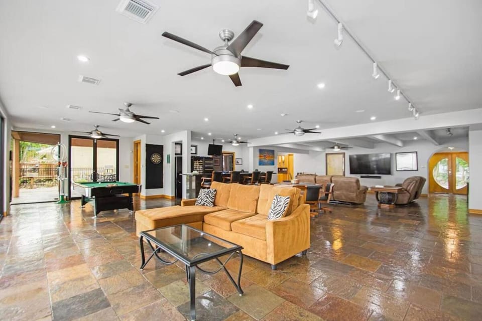 Garden, Living room, Family