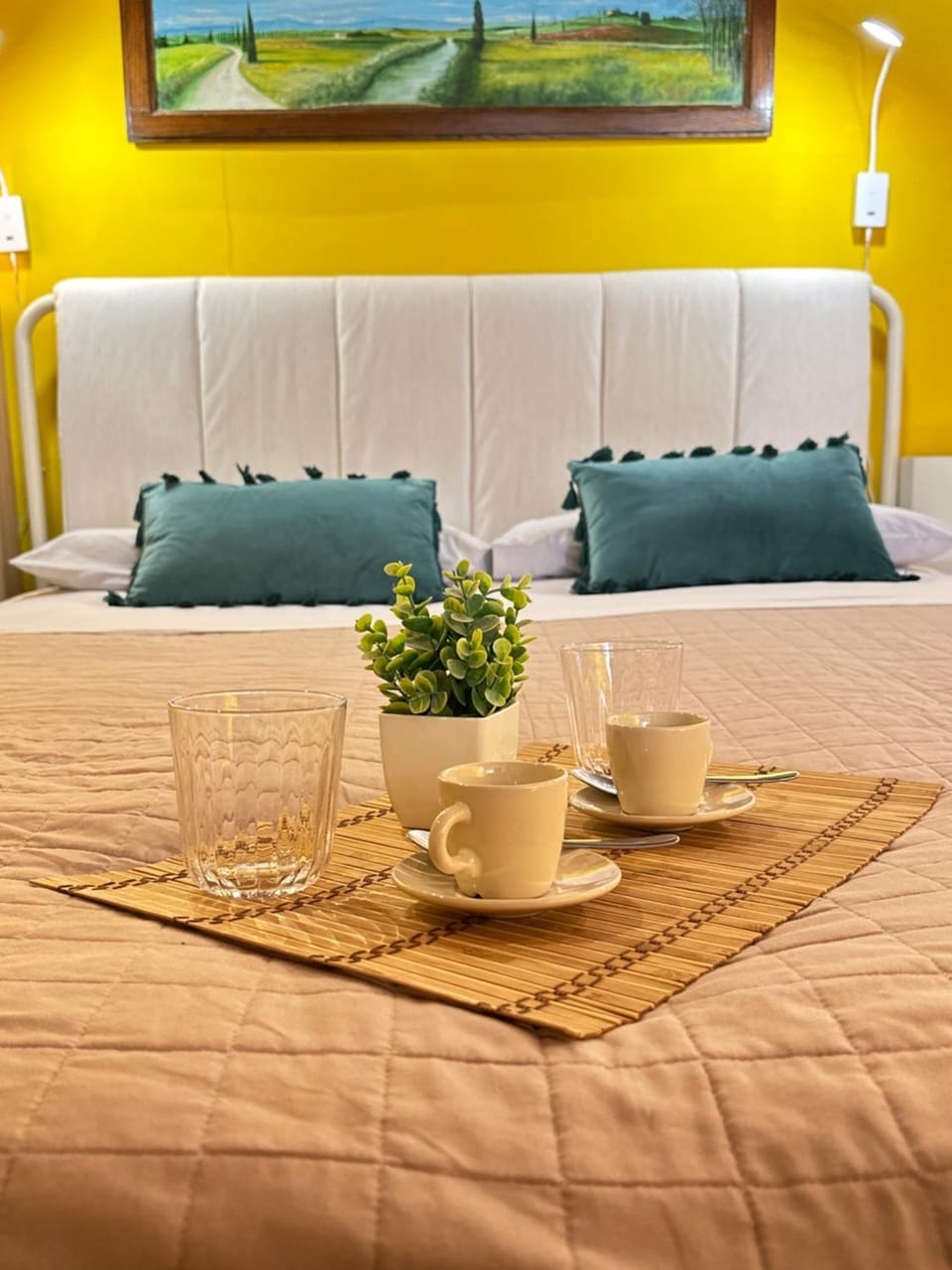 Bed, Living room, Photo of the whole room, Seating area, Bedroom