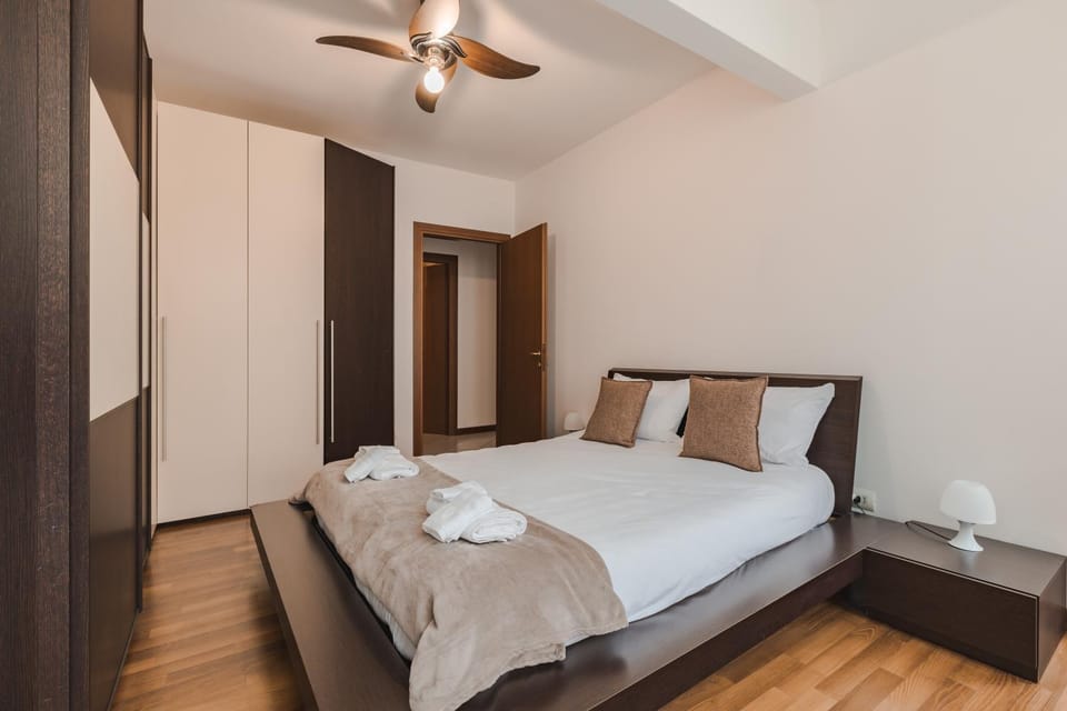 Photo of the whole room, Bedroom, towels