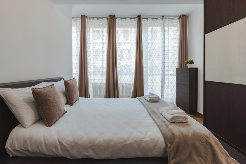 Photo of the whole room, Bedroom, towels