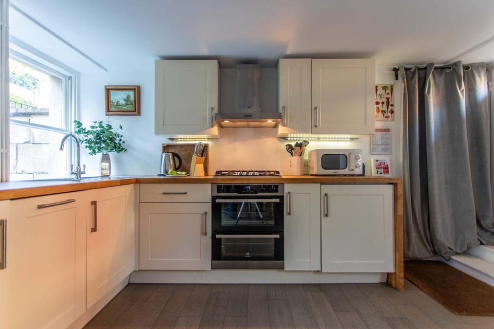 Charming 18th century cottage - central - parking House in Bath