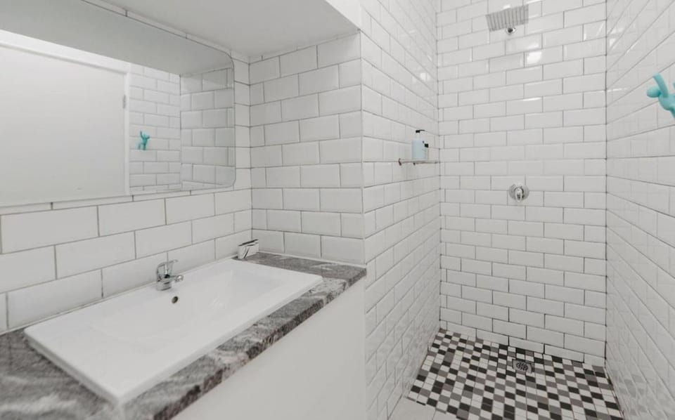 Waterkant - Trendy1-Bed in Shared Guesthouse Apartment in Cape Town