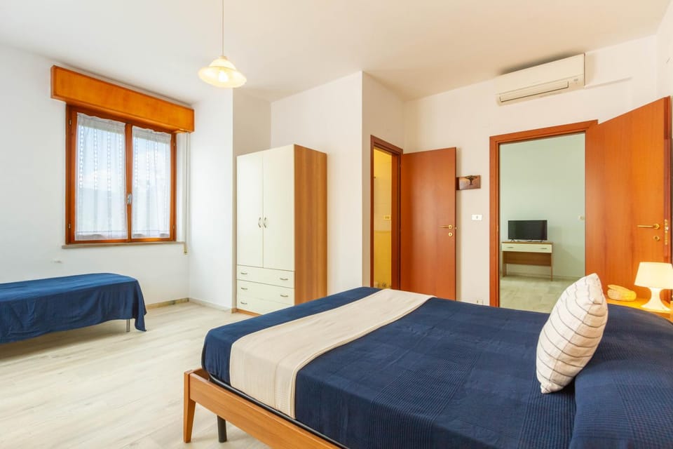 Bed, Photo of the whole room, Bedroom, wardrobe, air conditioner