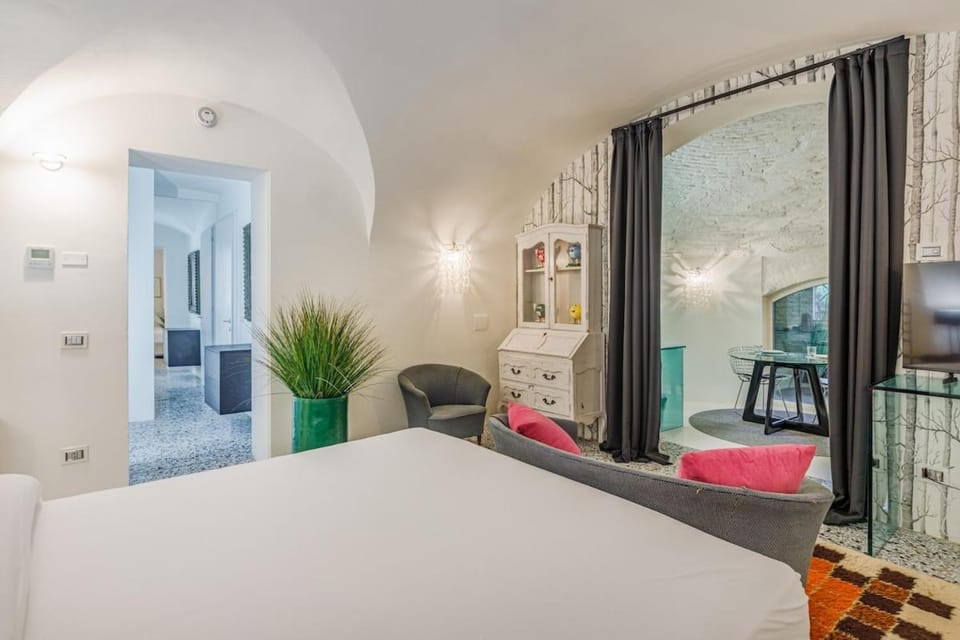 Bed, TV and multimedia, Living room, Photo of the whole room, Bedroom