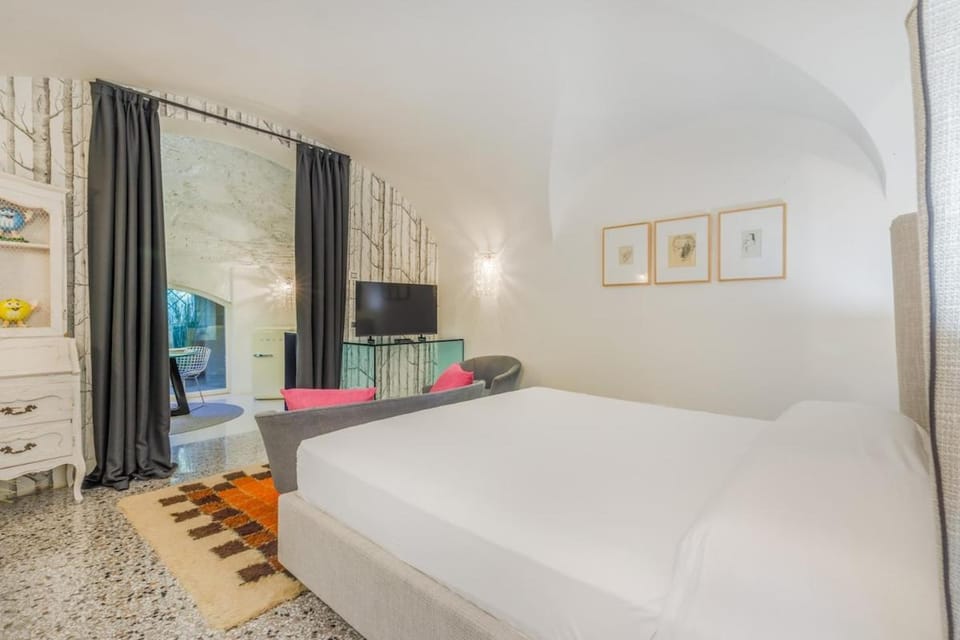Bed, TV and multimedia, Photo of the whole room, Bedroom