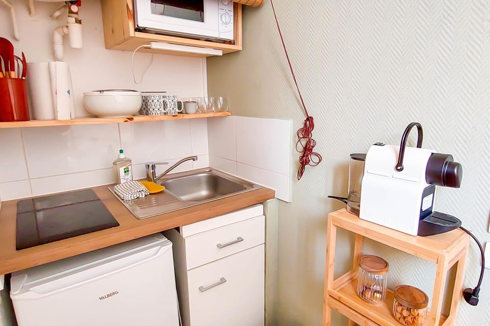 Coffee/tea facilities, Kitchen or kitchenette, microwave, stove, toaster, kitchen