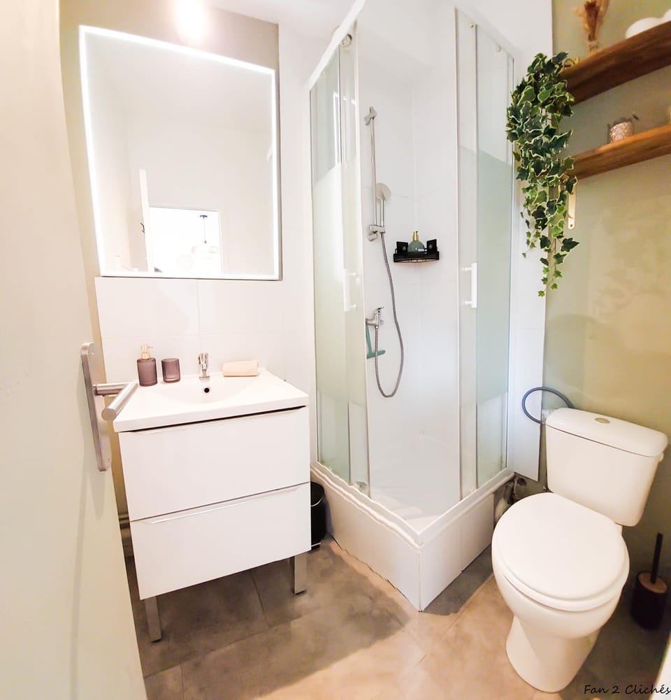 Shower, Toilet, Bathroom