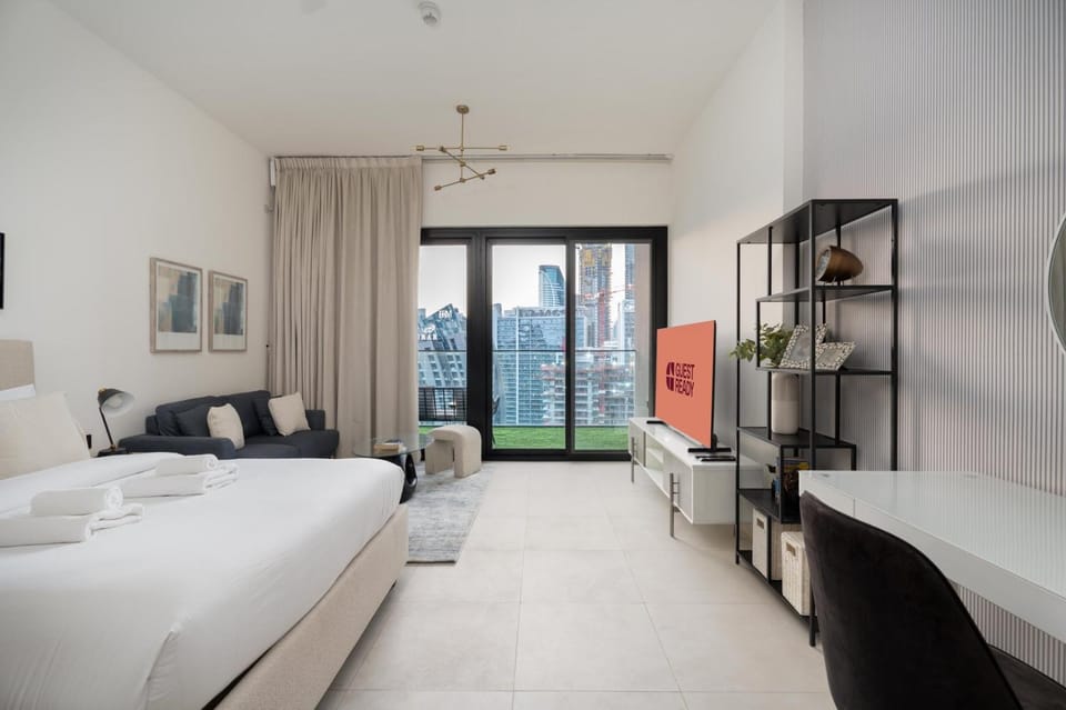 GuestReady - Studio l Partial Burj Khalifa View Apartment in Dubai