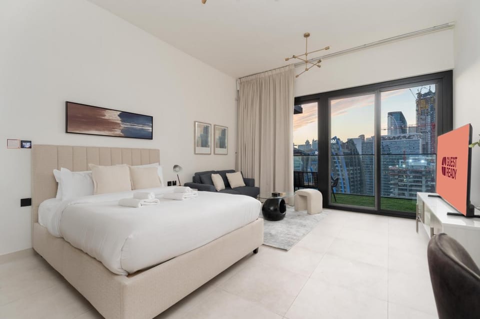 GuestReady - Studio l Partial Burj Khalifa View Apartment in Dubai