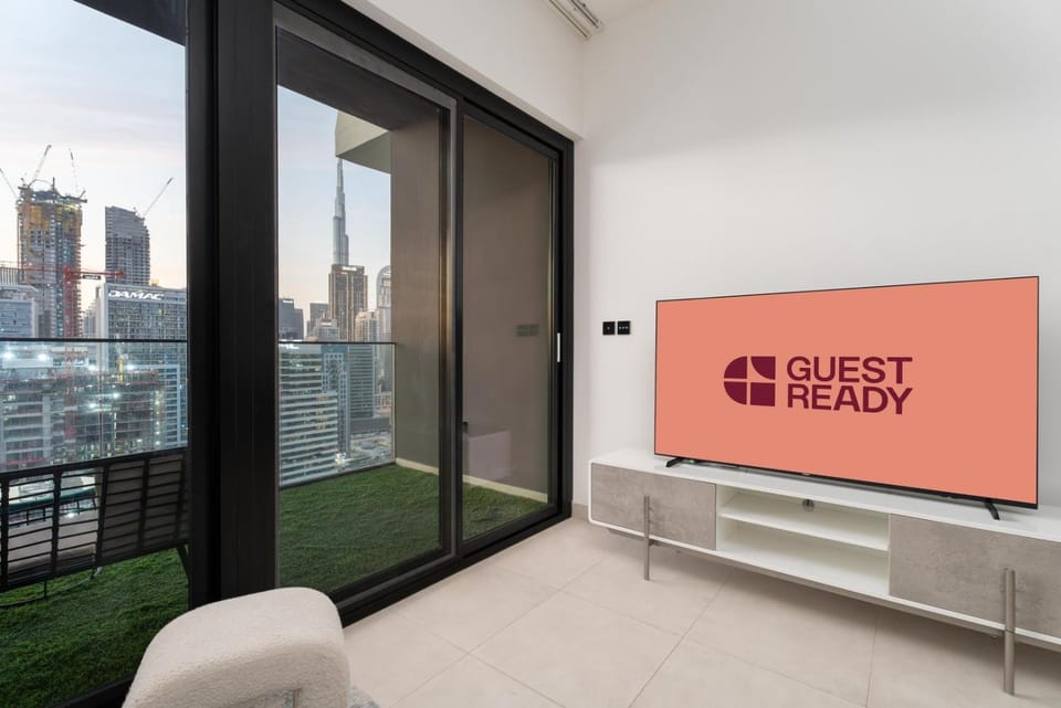 GuestReady - Studio l Partial Burj Khalifa View Apartment in Dubai