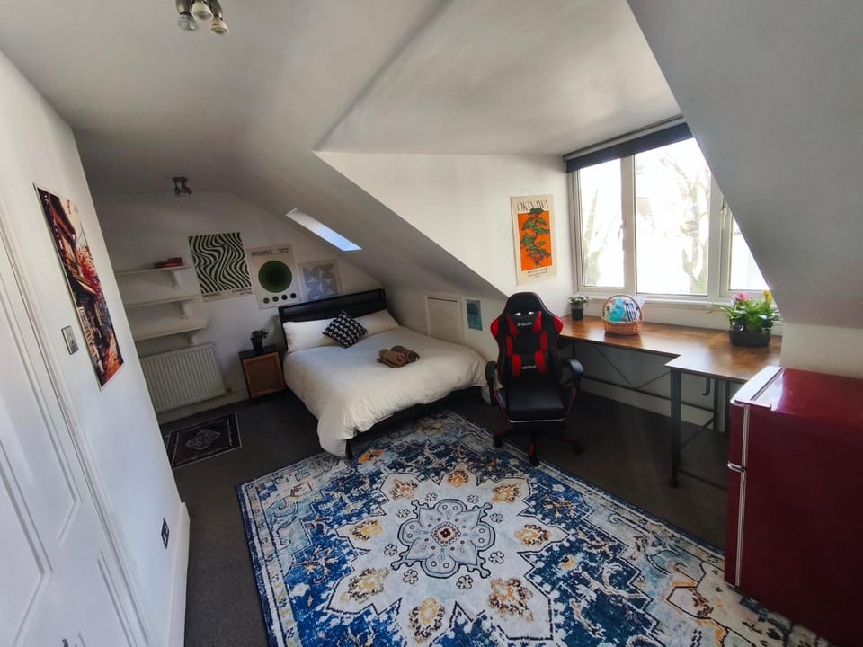 Huge ensuite in Chiswick, 2 mins from TG station Vacation rental in London Borough of Ealing