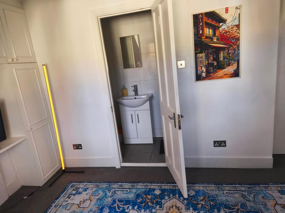 Huge ensuite in Chiswick, 2 mins from TG station Vacation rental in London Borough of Ealing