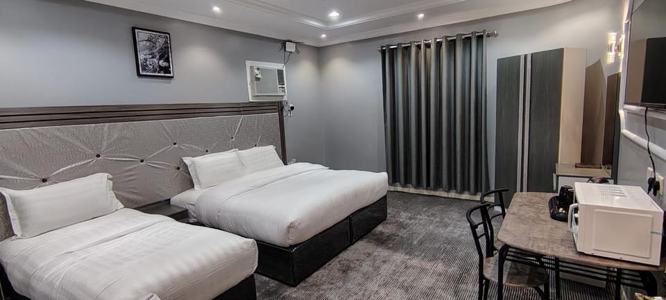 Bed, TV and multimedia, Kitchen or kitchenette, Photo of the whole room, Dining area, Bedroom, microwave