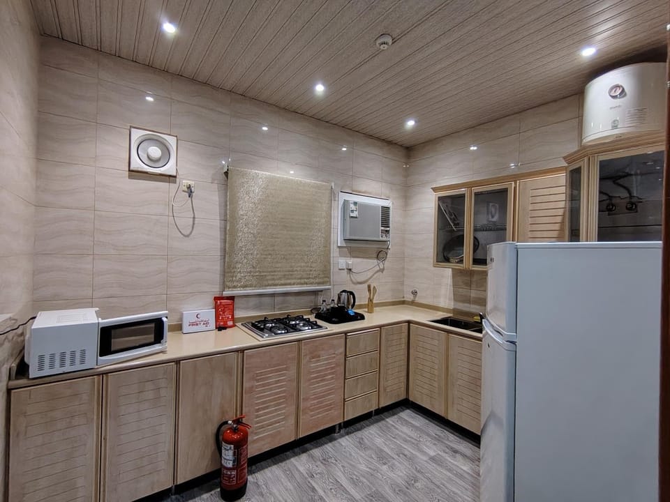 Kitchen or kitchenette, Communal kitchen, dishwasher, oven, stove, kitchen, kitchen