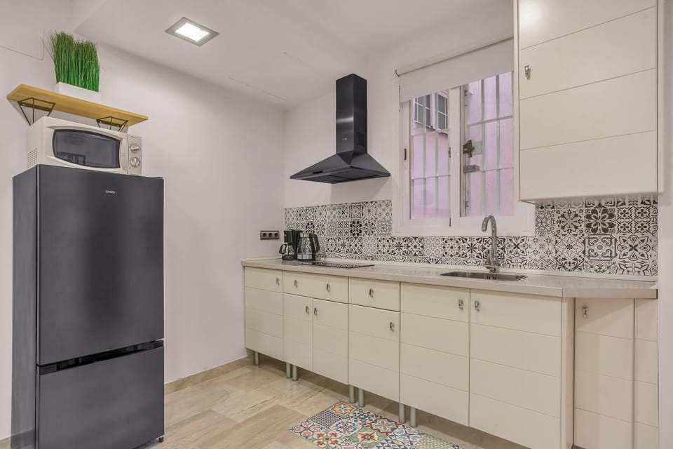microwave, stove, kitchen