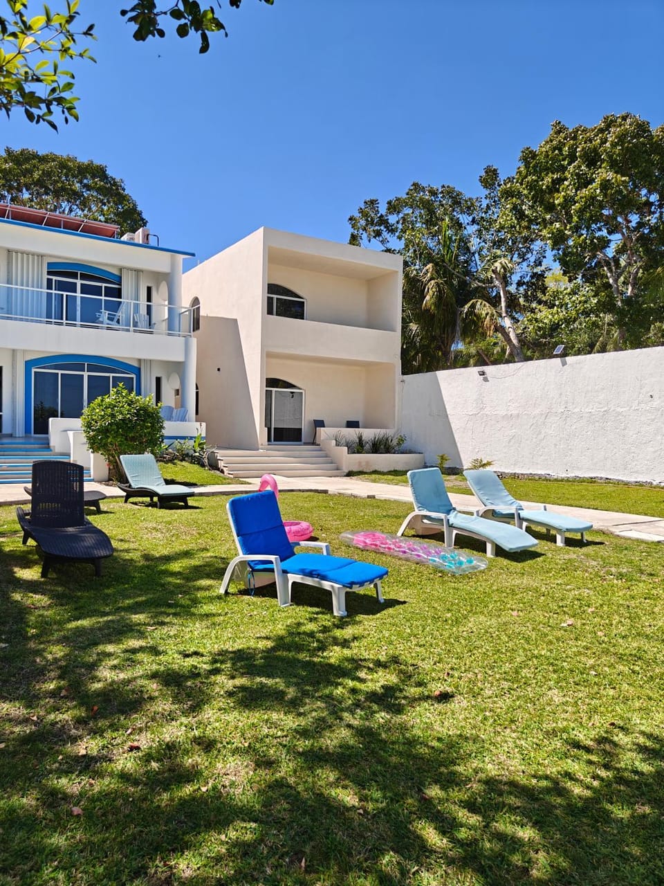 Property building, Patio, Day, Garden, Seating area, Garden view