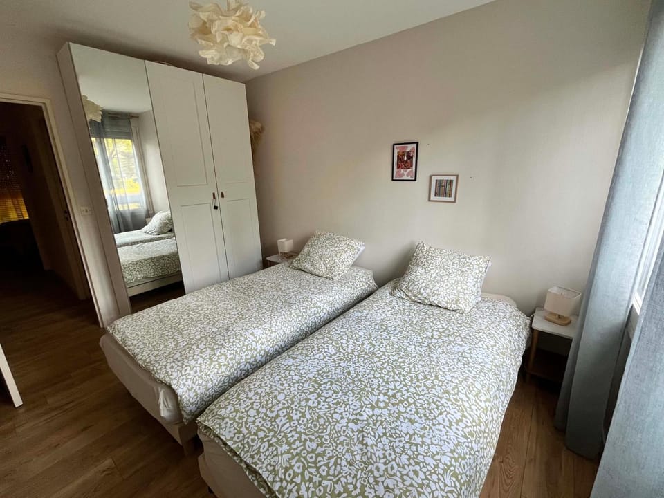 Bed, Night, Photo of the whole room, Bedroom, children, children, wardrobe