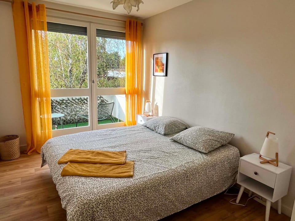 Bed, Photo of the whole room, Bedroom, towels