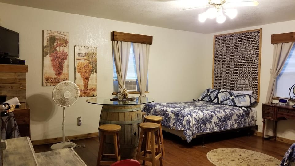 Photo of the whole room, Bedroom