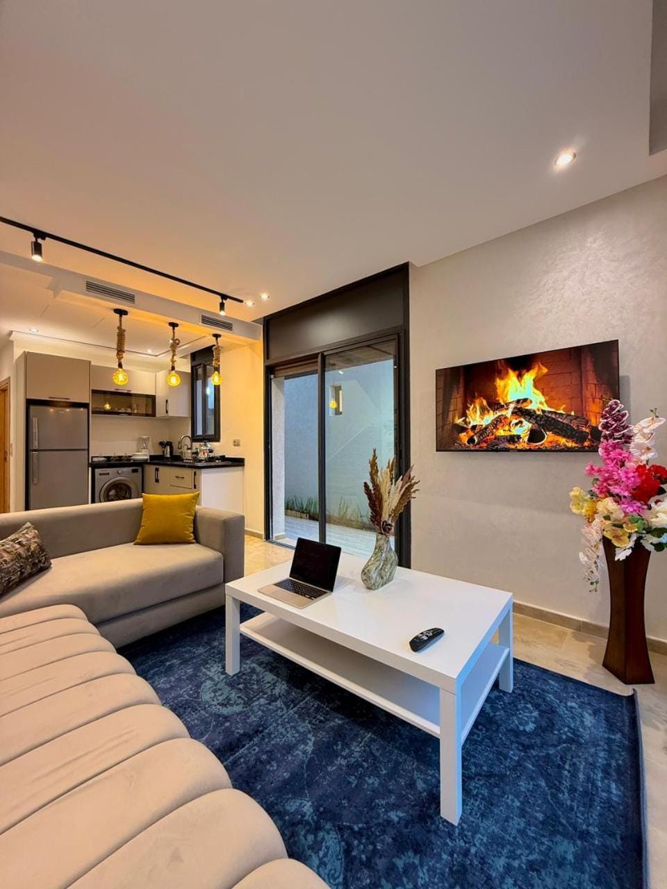 Bed, TV and multimedia, Kitchen or kitchenette, Living room, Photo of the whole room, Seating area, Bedroom, minibar