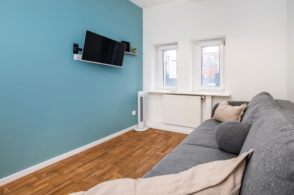 Bed, TV and multimedia, Living room, Seating area