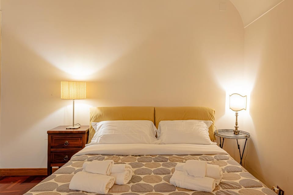 Bed, Bedroom, towels
