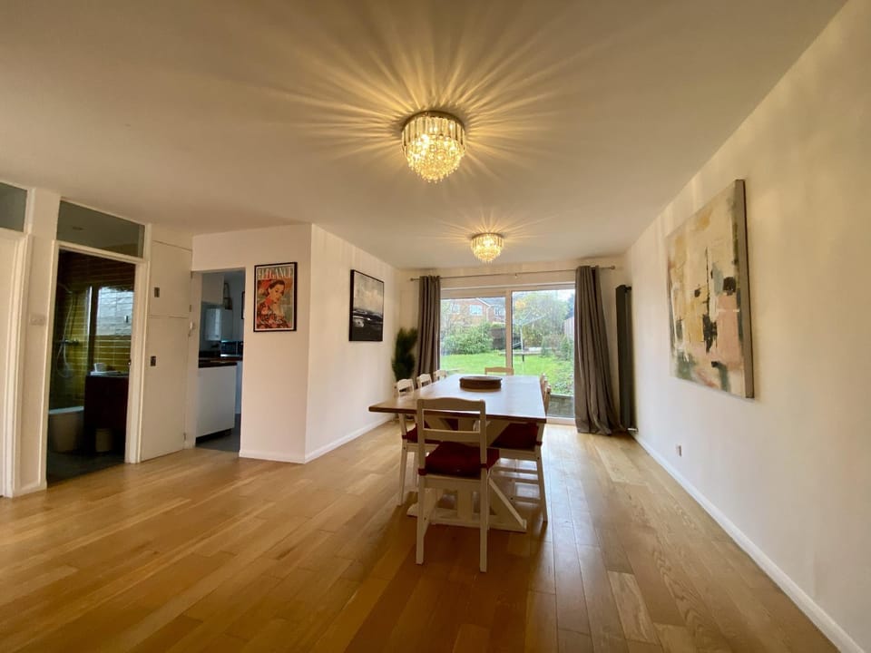 Spacious 4-Bed Home in Ascot House in England