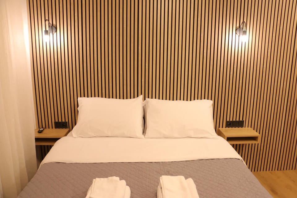 Bed, Bedroom, towels