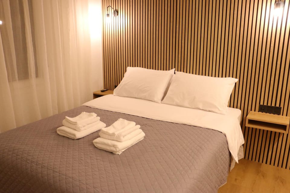 Bed, Bedroom, towels