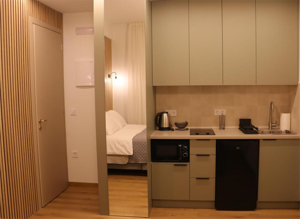 Coffee/tea facilities, Kitchen or kitchenette, toaster, wardrobe