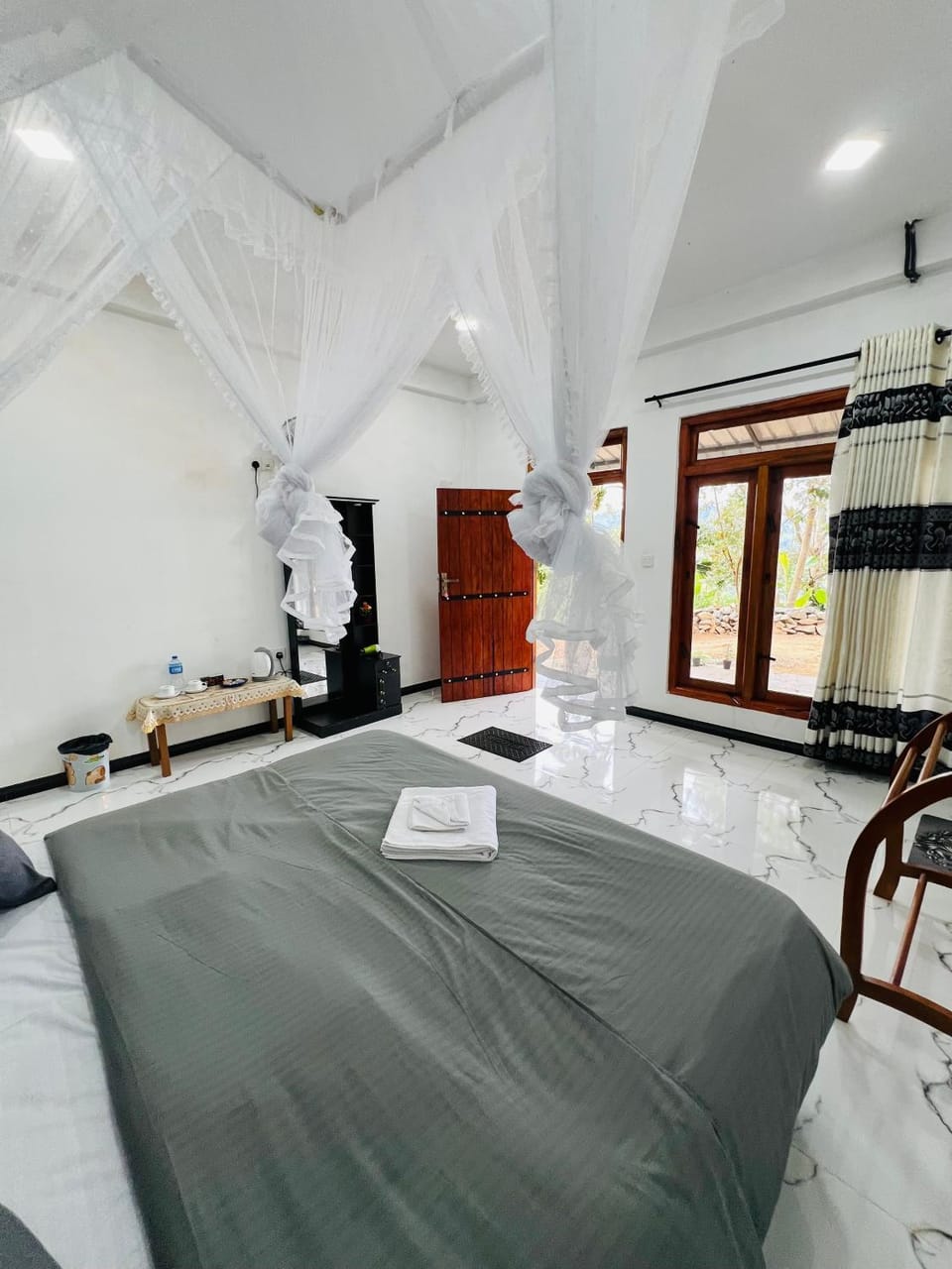 Bed, Living room
