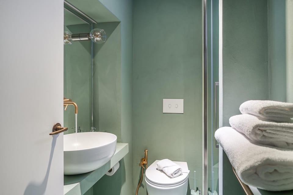 Shower, Toilet, Bathroom, towels