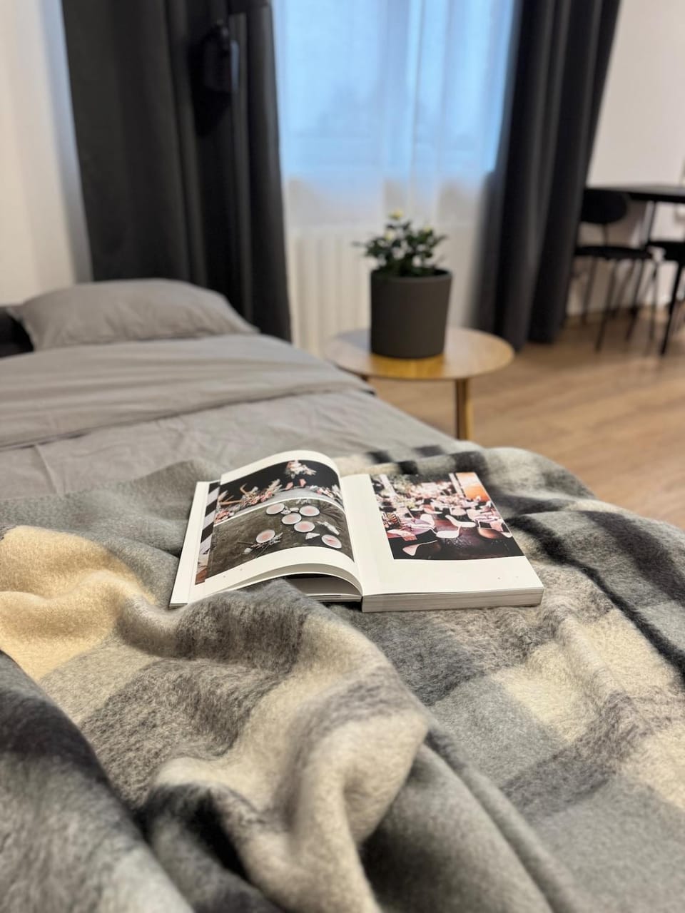 Bed, Living room