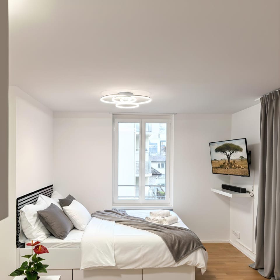 Bed, TV and multimedia, Photo of the whole room, Bedroom