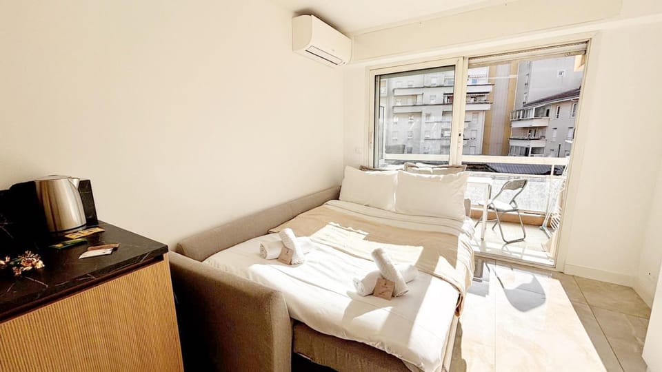 Coffee/tea facilities, Kitchen or kitchenette, Living room, Photo of the whole room, Seating area, Dining area, Bedroom, air conditioner